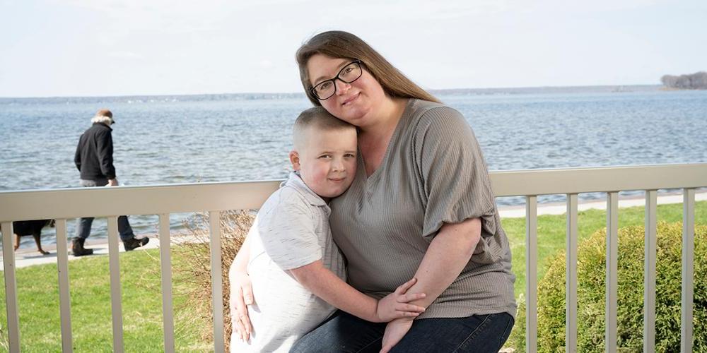 尼娜·阿尔法诺和她的儿子格雷戈里，在西塞罗的威廉海滩. 她接受了手术治疗在冠状病毒大流行期间发现的宫颈癌. (Susan Kahn摄)
